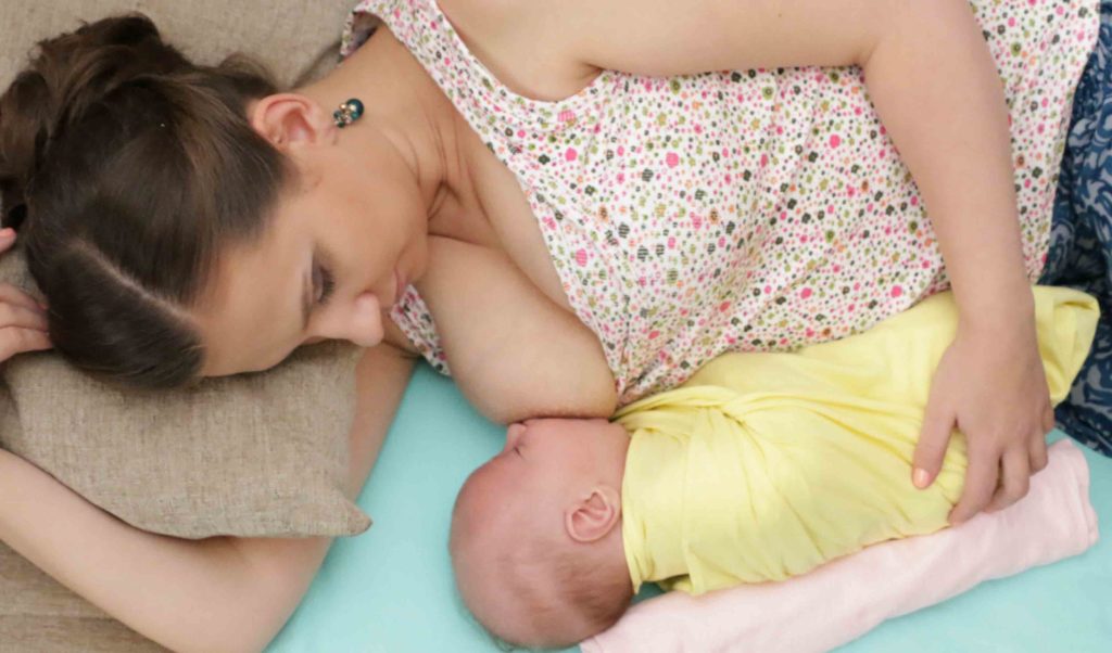 Как правильно прикладывать ребенка лежа для кормления новорожденного ребенка